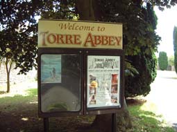 01 Torre Abbey Sign.jpg (18335 bytes)