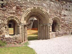 43 Norman arch to chapter house.jpg (20383 bytes)