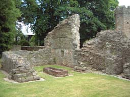 16 Stone coffin in side chapel.jpg (18566 bytes)