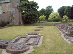 27 Pillar bases.jpg (16069 bytes)